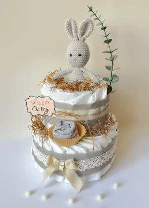 Pelenkatorta horgolt nyuszival – uniszex baba ajándék